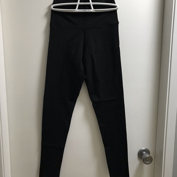 NWOT Aritzia Atmosphere Black Leggings - Picture 1 of 2